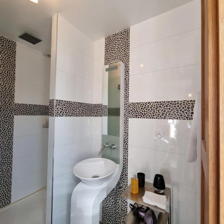 Chambres Houdaille - Chambre Double Confort - Vue sur Port - 2ème Étage - 11