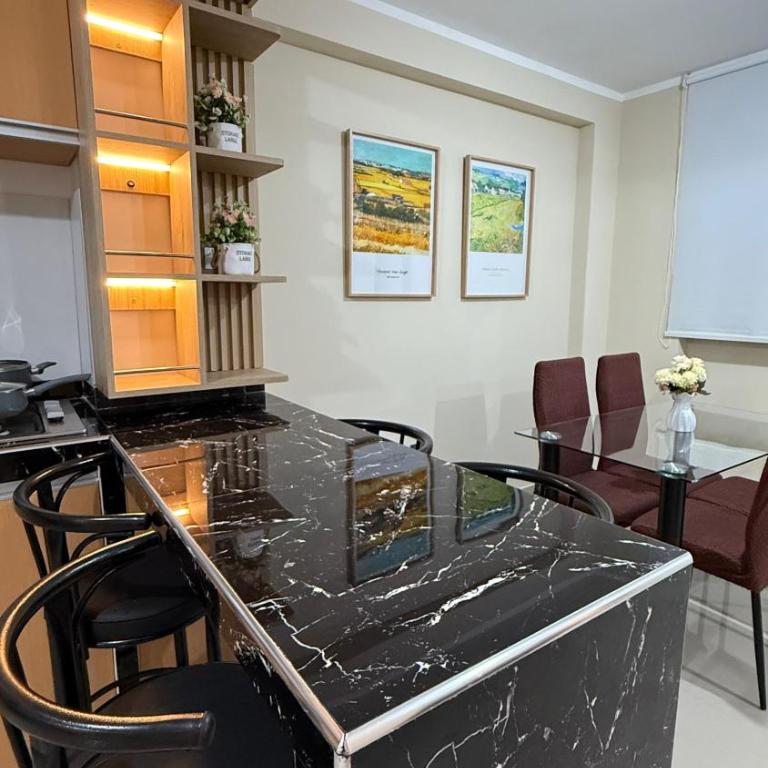 Apartamento de 3 habitaciones, Cocina Americana y Salón Moderno - Three-Bedroom Apartment - 8