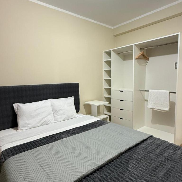 Apartamento de 3 habitaciones, Cocina Americana y Salón Moderno - Three-Bedroom Apartment - 12