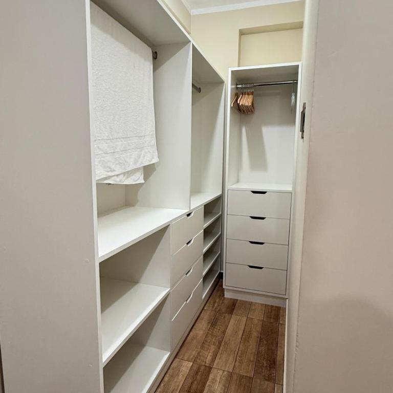 Apartamento de 3 habitaciones, Cocina Americana y Salón Moderno - Three-Bedroom Apartment - 14