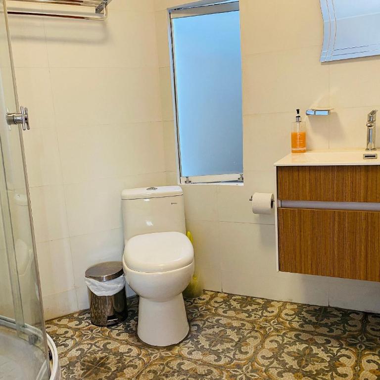 Suite Independiente con Baño Privado – Miraflore - Comfort Quadruple Room - 9