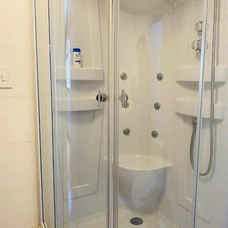 Suite Independiente con Baño Privado – Miraflore - Comfort Quadruple Room - 12