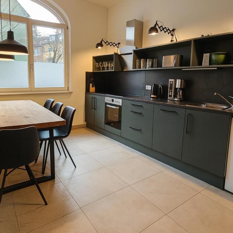 YFB-170m2 Apartment für bis zu 15, modern, 1min zu UBahn, Ruhige Lage, Parkplätze, WIFI, Netflix, Kindergerecht - Appartamento Deluxe - 2