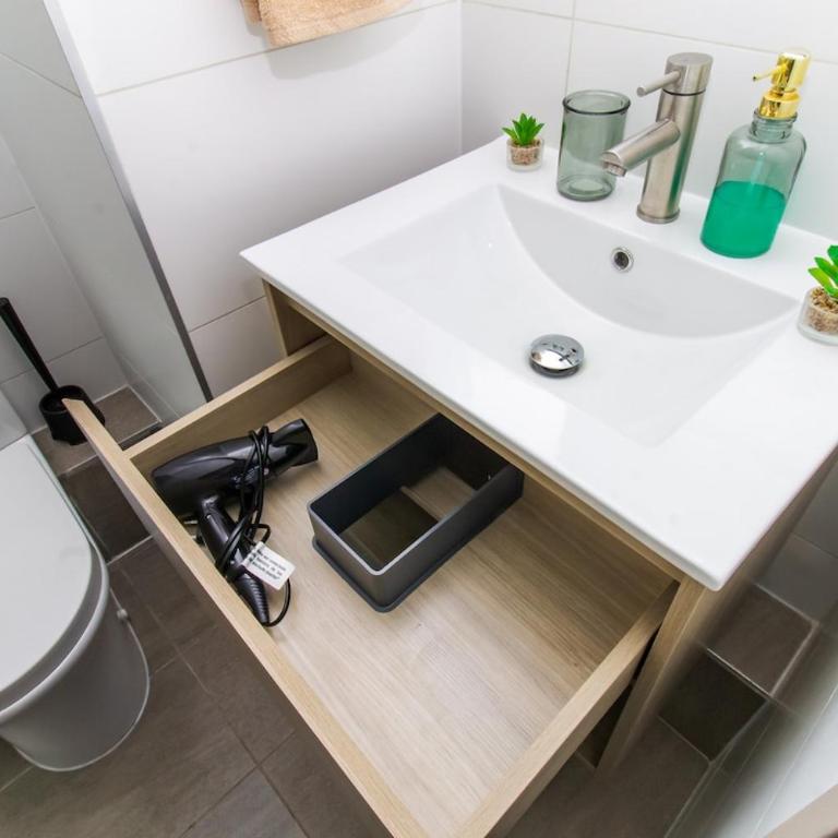 Confort y Estilo cerca e Metro Irarrázaval - Two-Bedroom Apartment - 17