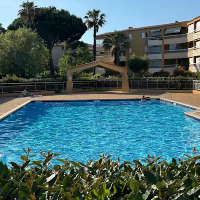 Résidence privée avec balcon, piscine et place de parking - Appartamento con 2 Camere da Letto e Vista Piscina - 10