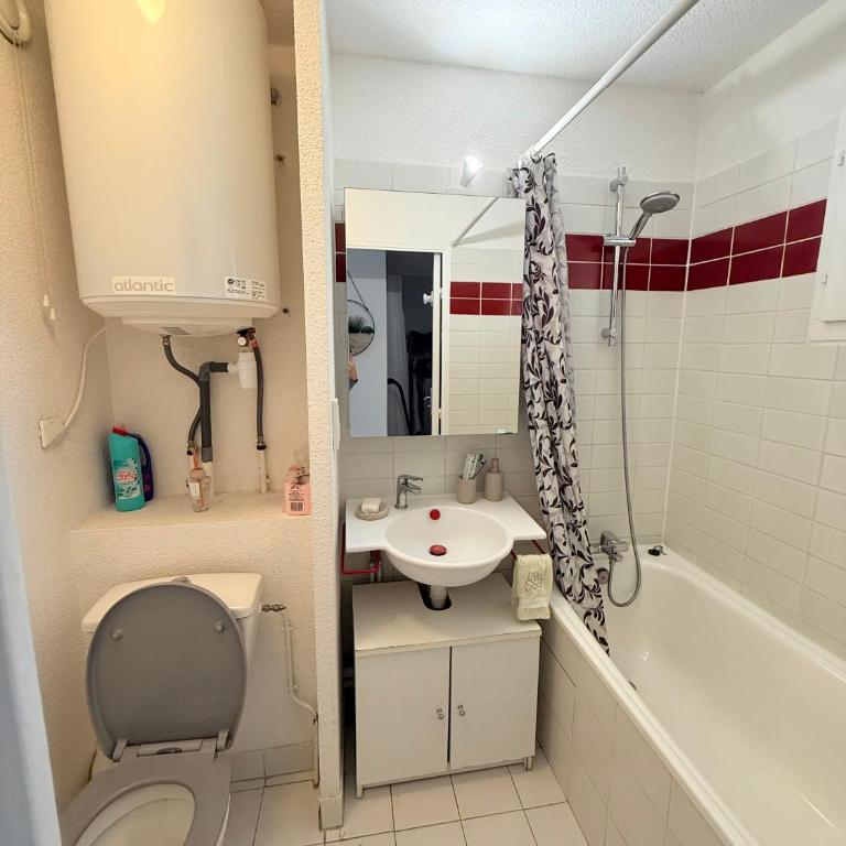 Résidence privée avec balcon, piscine et place de parking - Appartamento con 2 Camere da Letto e Vista Piscina - 8