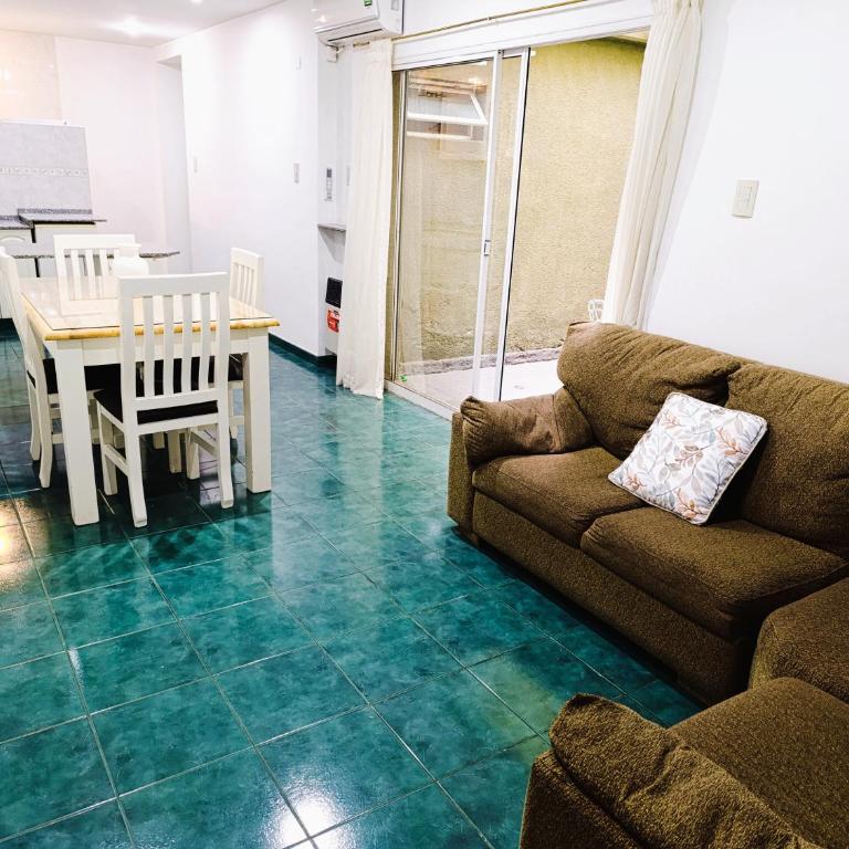 Amplio departamento en pleno centro con cochera privada - Apartamento - 3