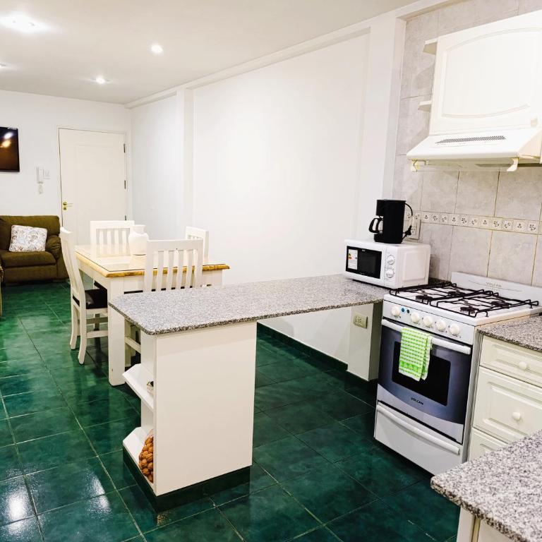 Amplio departamento en pleno centro con cochera privada - Apartamento - 2