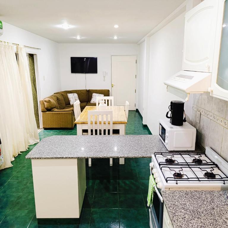 Amplio departamento en pleno centro con cochera privada - Apartamento - 5
