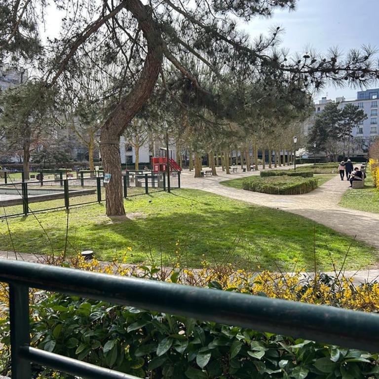 Appart calme avec Parking privé, Métro 3min, 12min Paris - Appartement 2 Chambres - 5
