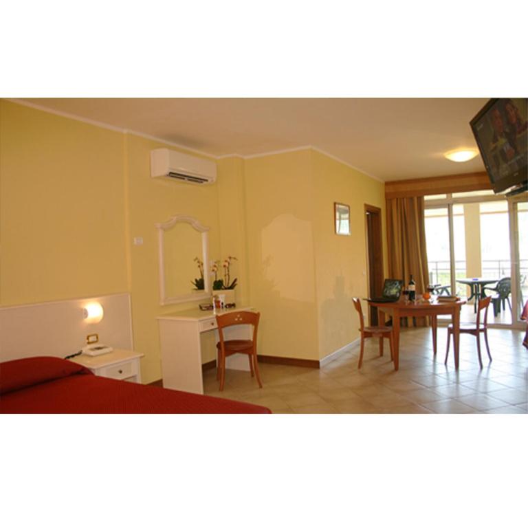 Residence Miralago Rooms & Apartments - Camera Familiare (2 Adulti + 1 Bambino) - 4