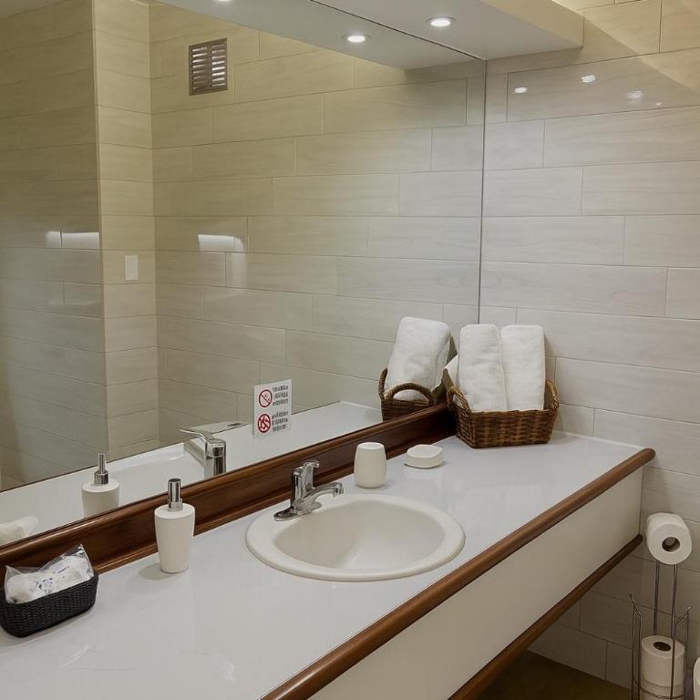 Akros Suites Quito, Habitaciones Privadas con Baño - Habitación Doble con baño privado - 6