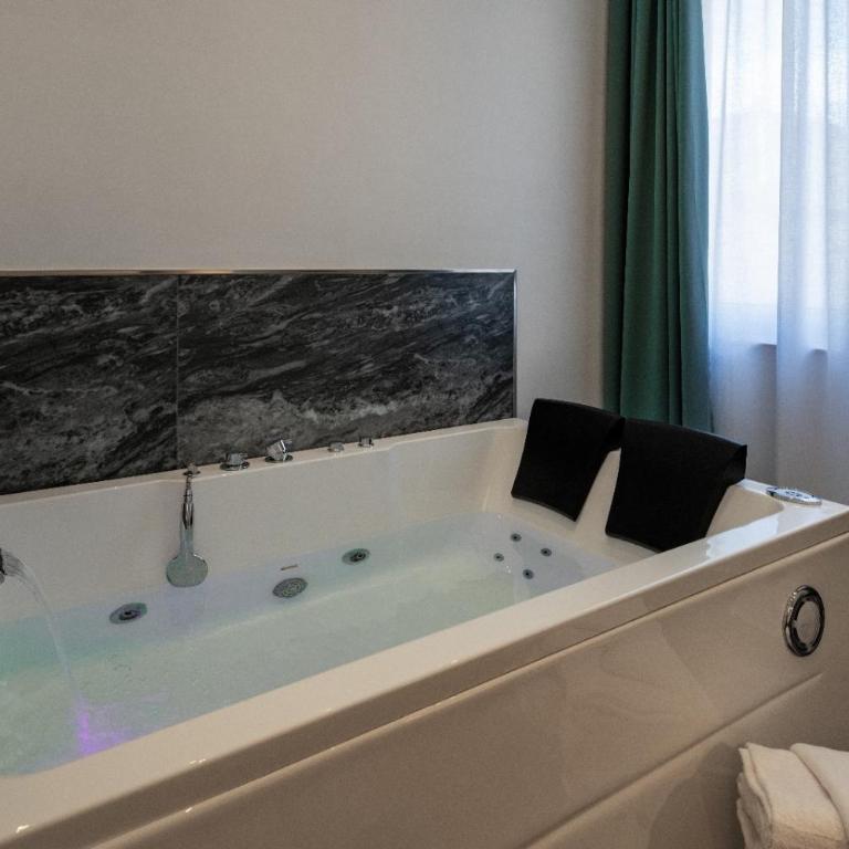 Mare Luxury - Camera Matrimoniale con Vasca Idromassaggio - 17