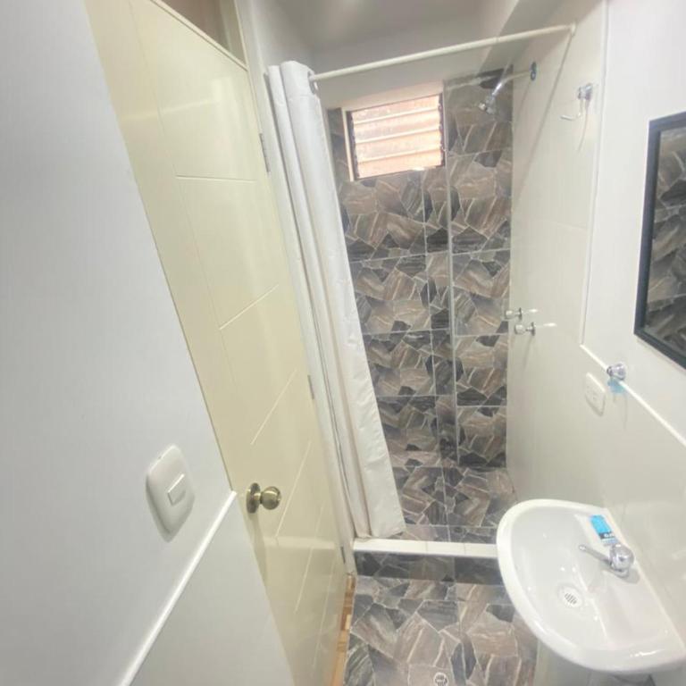 Casa Medina Hostal - Habitación Individual con baño privado - 8