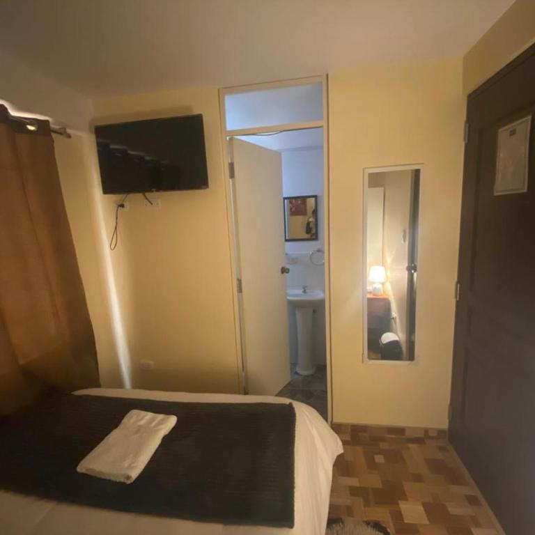 Casa Medina Hostal - Habitación Individual con baño privado - 11