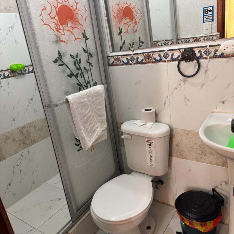 Hostal Hojas - Double Room with Private Bathroom - 1