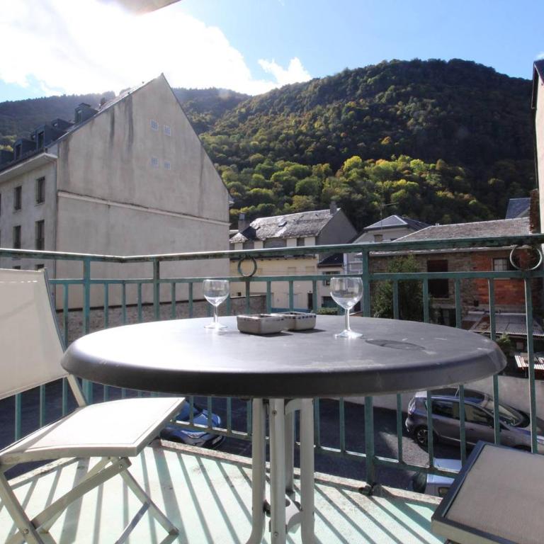 T2 Centre Luchon - Balcon - Parking Inclus - Animaux Bienvenus - FR-1-313-245 - Appartement - 4