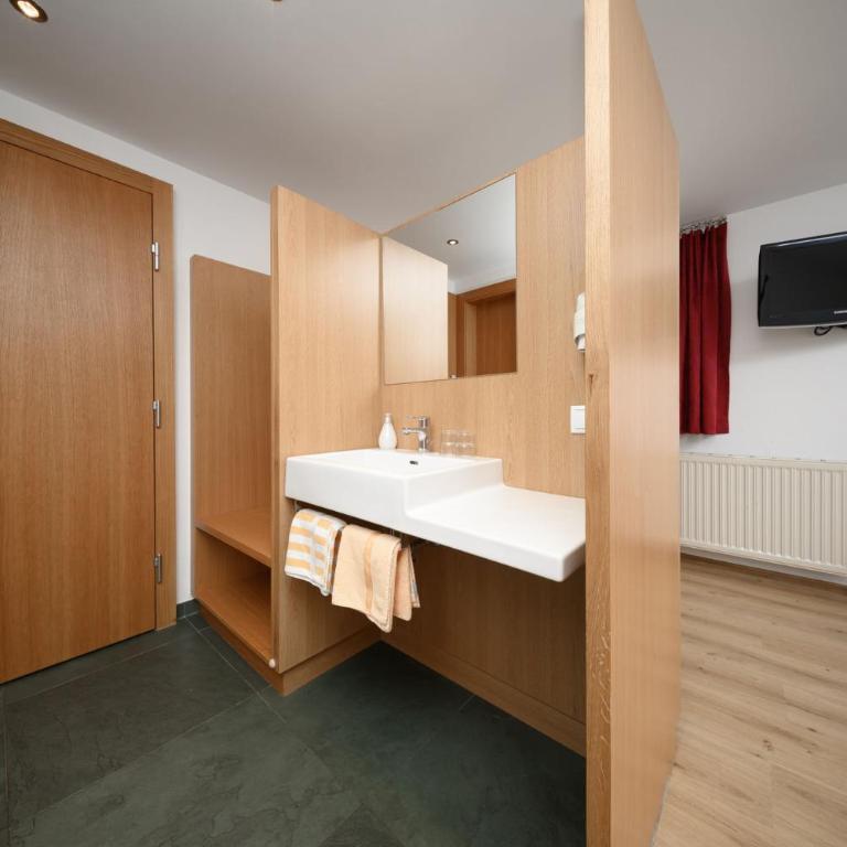 Hotel Garni Maria Theresia - Doppelzimmer - 9