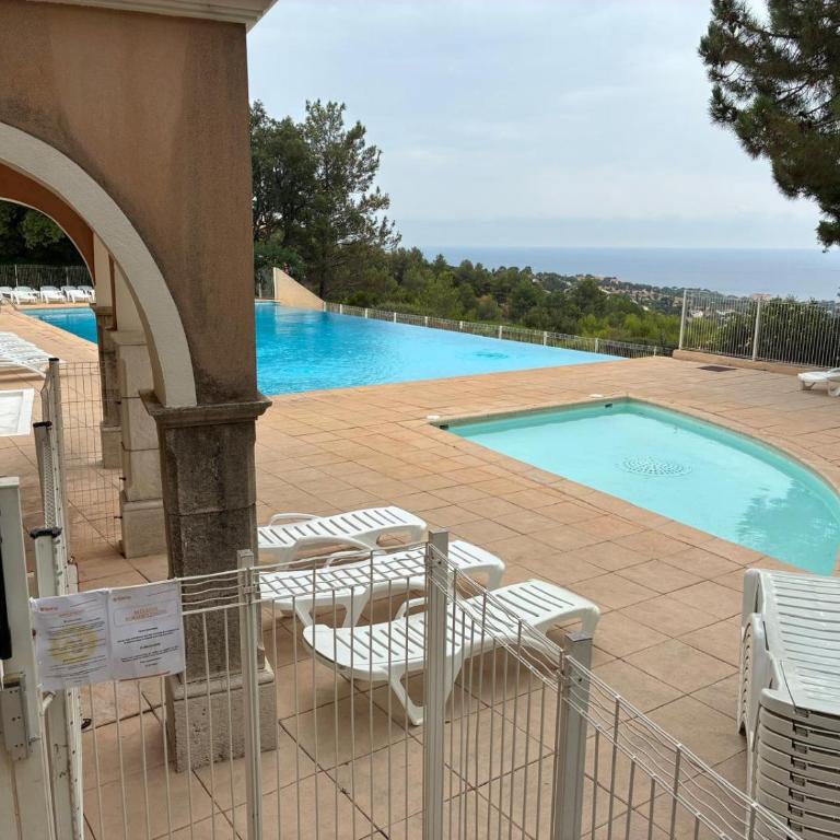 Appart Les Issambres Var vue mer 4 à 6 pers proche Ste Maxime et St Raphael - Appartement 1 Chambre avec Vue sur la Mer et Terrasse - 13