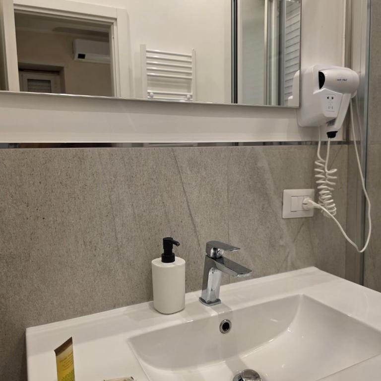 Domus Augustea Holiday Apartments - Camera Matrimoniale con Bagno Privato - 19