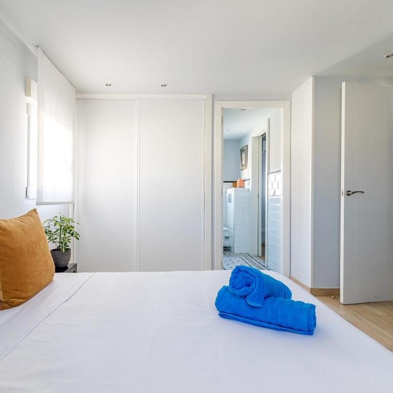 Private pool and patio, a true Oasis in Madrid - Two-Bedroom House - 21