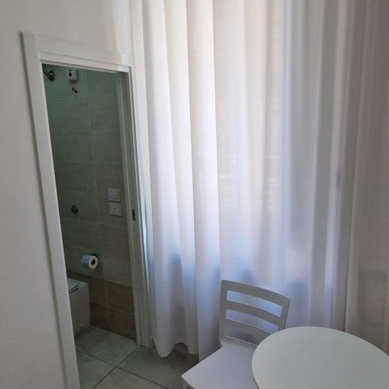 HG white - Queen Room - 12