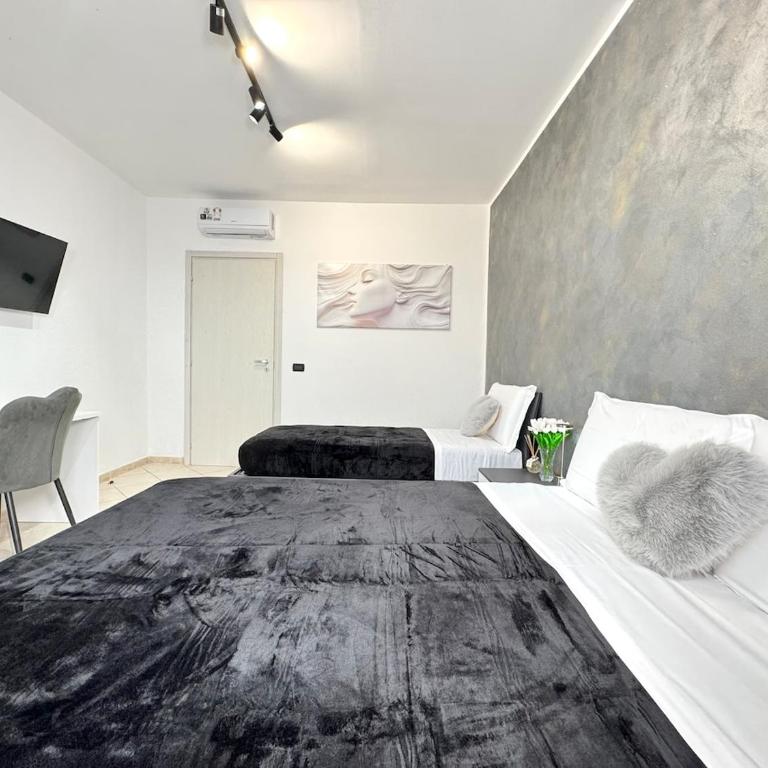 Evelyne HOME - centro storico a due passi - - Three-Bedroom Apartment - 12
