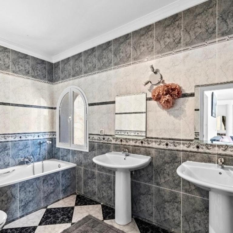 Villa with fantastic sea view pool 23x12 Jacuzzi - Villa - 35