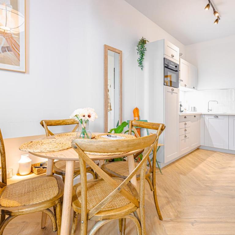 Newly Renovated Gem, Old Antibes - Appartement 2 Chambres - 4