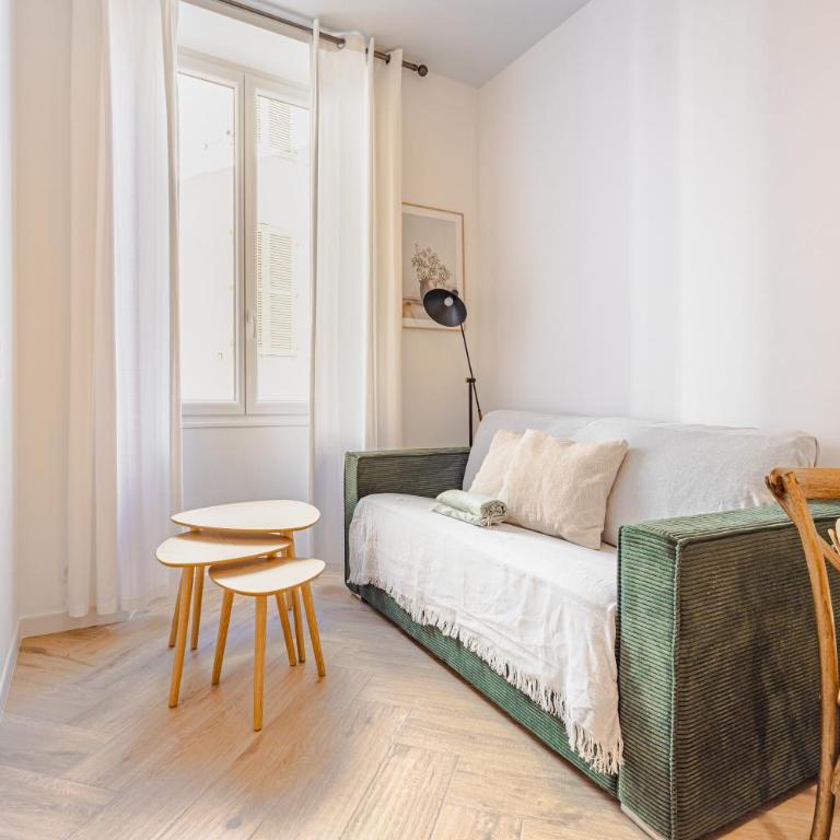 Newly Renovated Gem, Old Antibes - Appartement 2 Chambres - 2