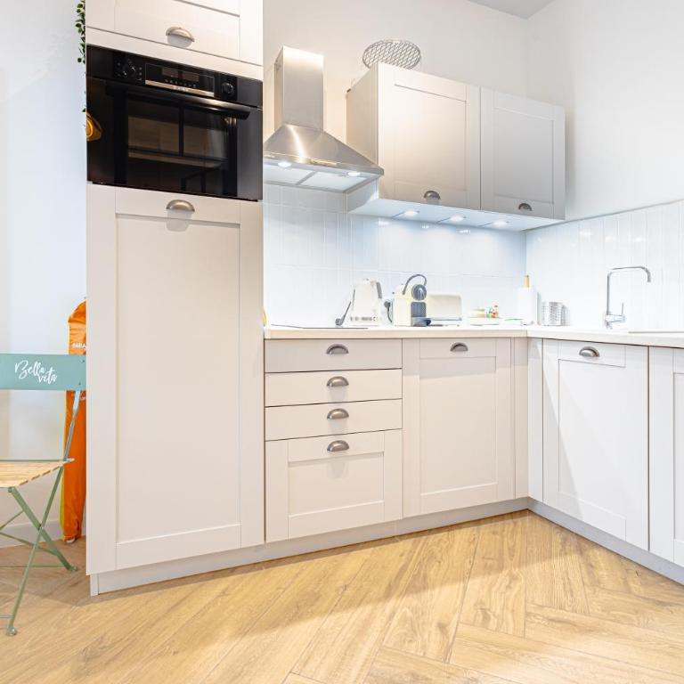 Newly Renovated Gem, Old Antibes - Appartement 2 Chambres - 6