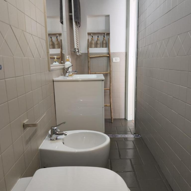 Regina Partenope Home - Appartamento con 2 Camere da Letto e Balcone - 31