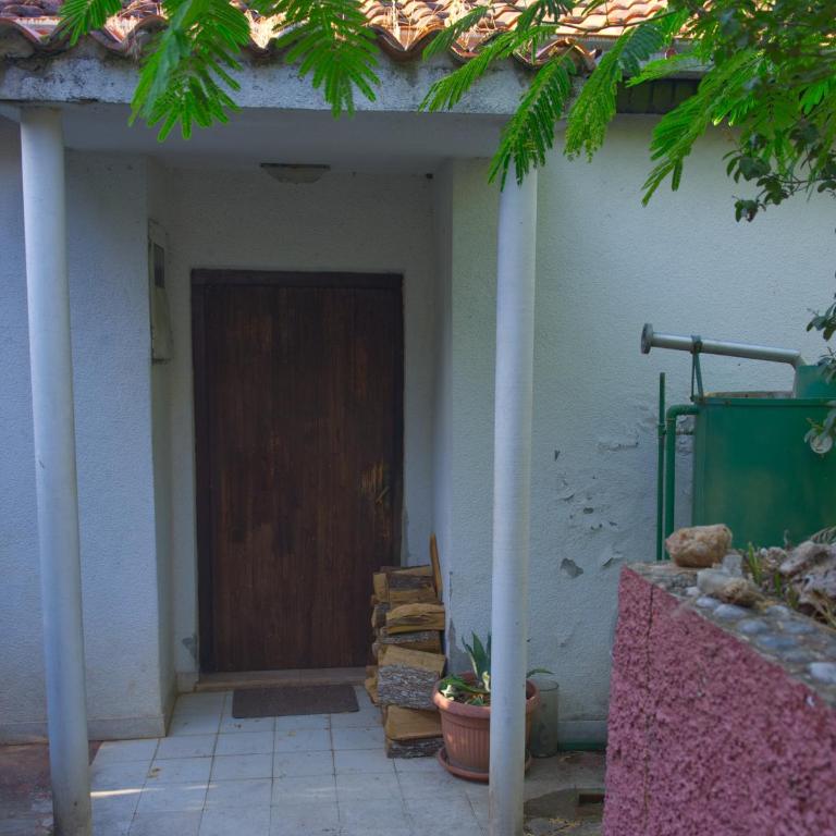 Green Hideaway - One-Bedroom House - 10