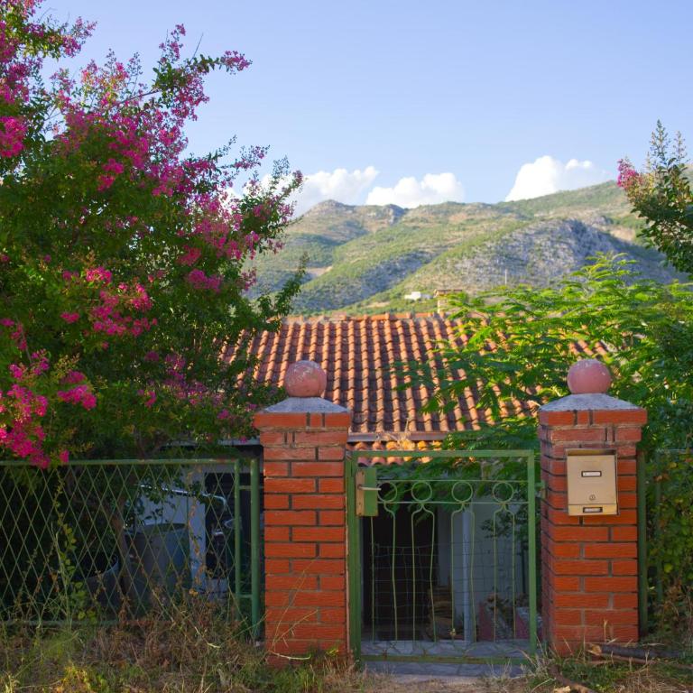 Green Hideaway - One-Bedroom House - 11