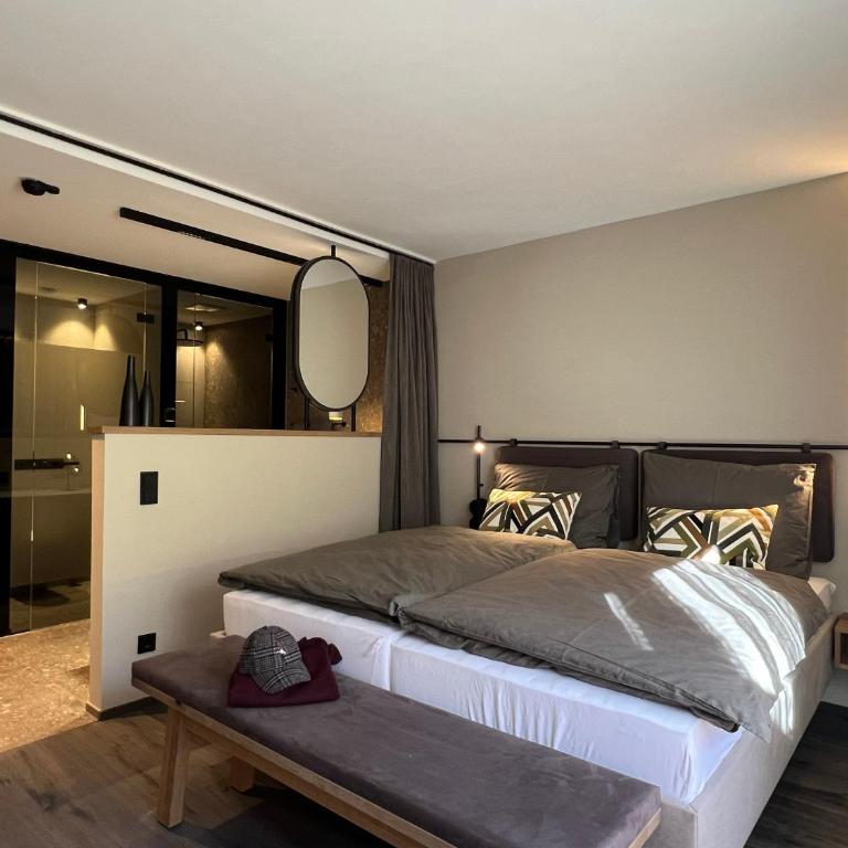 Revier Boutique Hotel Kaprun - Zimmer mit Kingsize-Bett und Balkon - 1