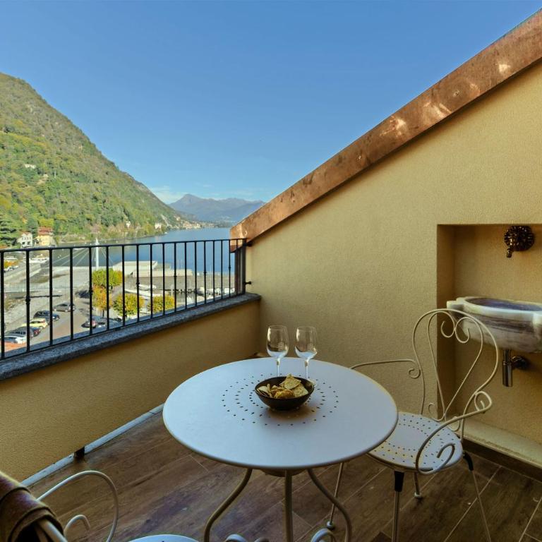 Home Holidays - by MyHomeInComo - Camera Matrimoniale Deluxe con Balcone - 2
