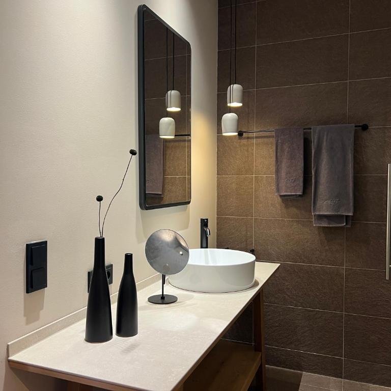 Revier Boutique Hotel Kaprun - Zimmer mit Kingsize-Bett und Bergblick - 1