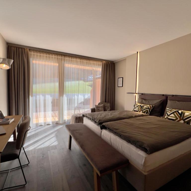 Revier Boutique Hotel Kaprun - Zimmer mit Kingsize-Bett und Bergblick - 2