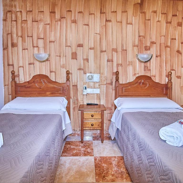 Hotel Virgen de los Reyes - Habitación Doble - 2 camas - 4