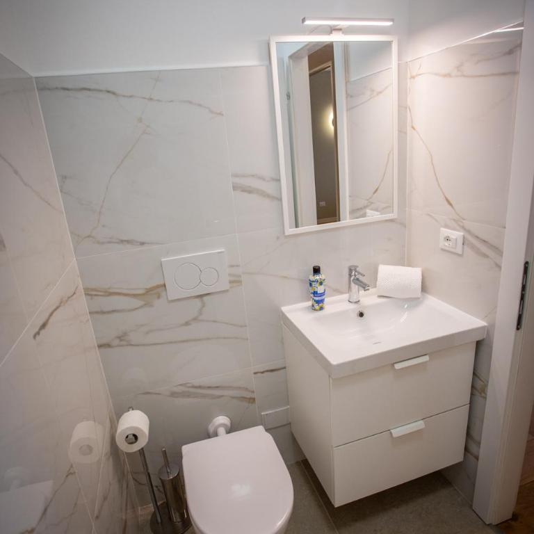 Home V Trieste - Appartamento con 2 Camere da Letto, Balcone e Terrazza - 24