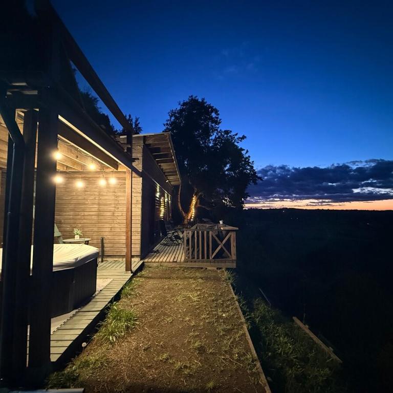 Cabin with Jacuzzi - Two-Bedroom Chalet - 17
