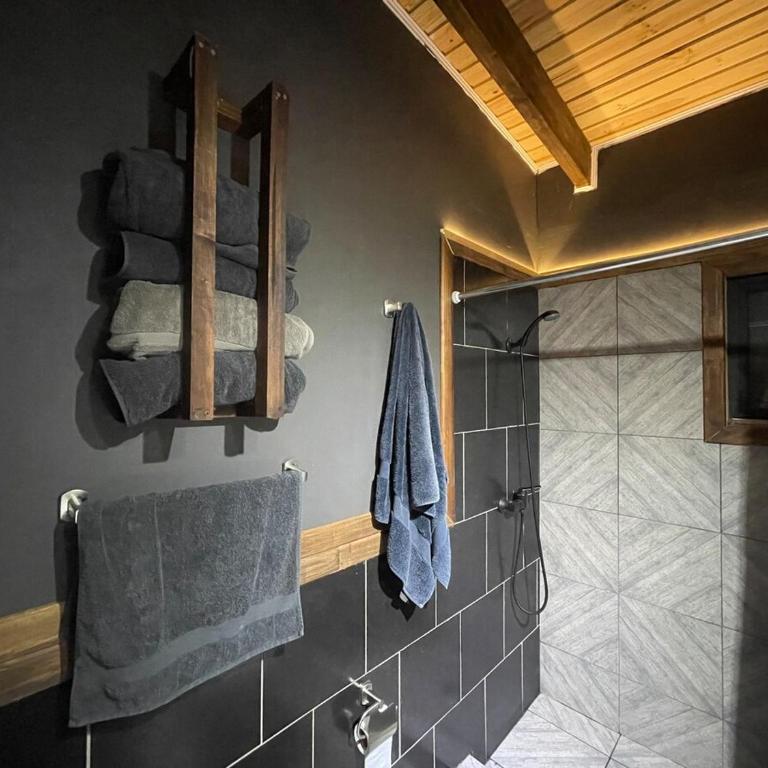 Cabin with Jacuzzi - Two-Bedroom Chalet - 23