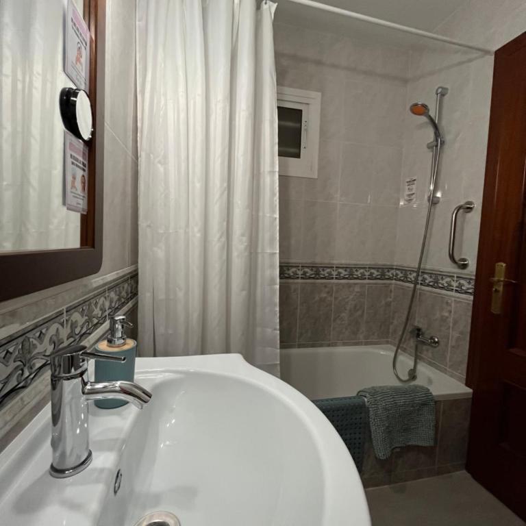 Soleado Apt con balcón y vistas al mar Playa 15 min caminando - Apartamento de 1 dormitorio - 12