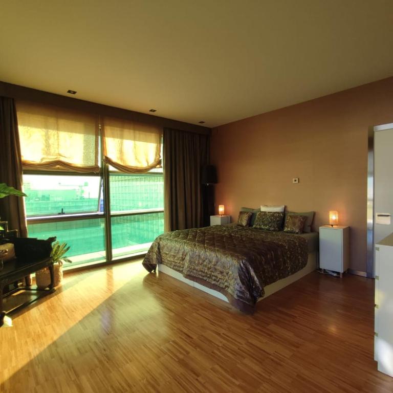 Luxury Family Beachfront Apartment - Three-Bedroom Apartment - 11