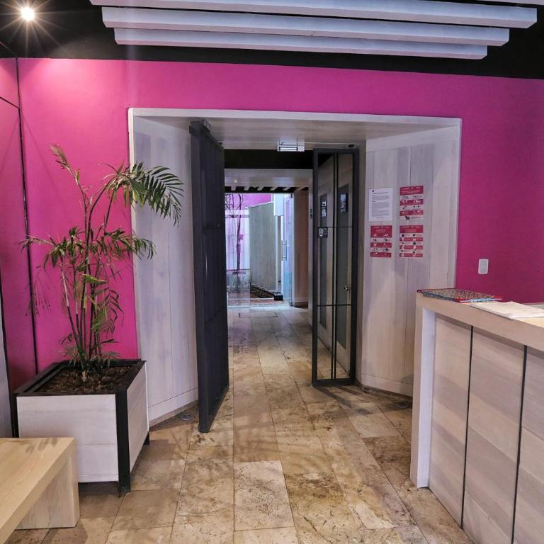 Downtown loft and 24-7 reception - One-Bedroom Apartment - 17