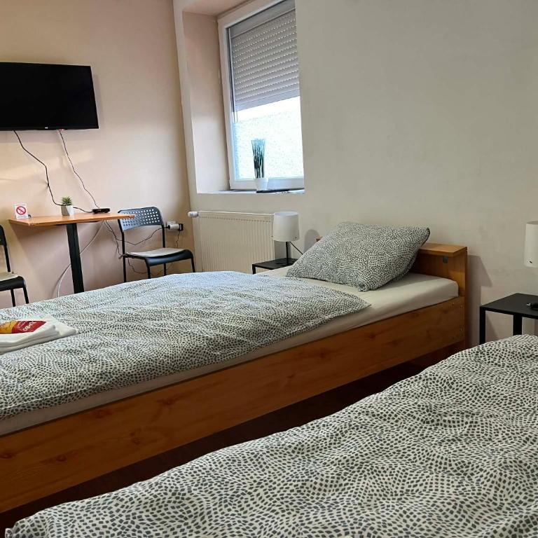 Rooms with private Bathroom & Free Parking ''Sobe Zoka,, - Dvokrevetna Soba sa Zasebnim Krevetima - 40