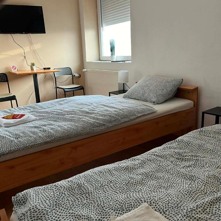Rooms with private Bathroom & Free Parking ''Sobe Zoka,, - Dvokrevetna Soba sa Zasebnim Krevetima - 41