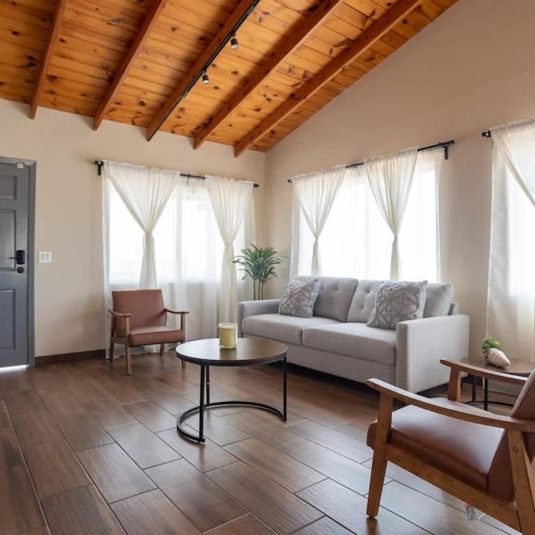 NEW Casa Marea Beach Front House DT 2BR WiFi & AC - Apartment - 1