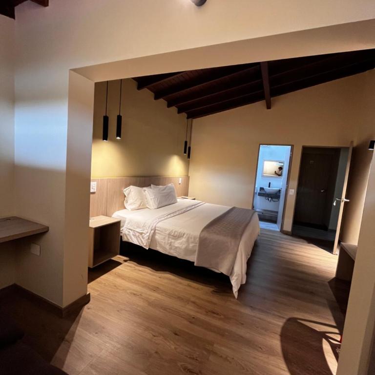 Hotel & Golf Isak Aeropuerto - Suite Doble Deluxe - Cama grande - 10
