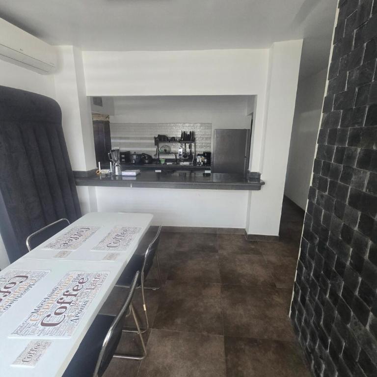 Departamento céntrico, moderno de 2 habitaciones frente al Estadio Modelo y coliseo, cerca del Aeropuerto de Guayaquil - Two-Bedroom Apartment - 1
